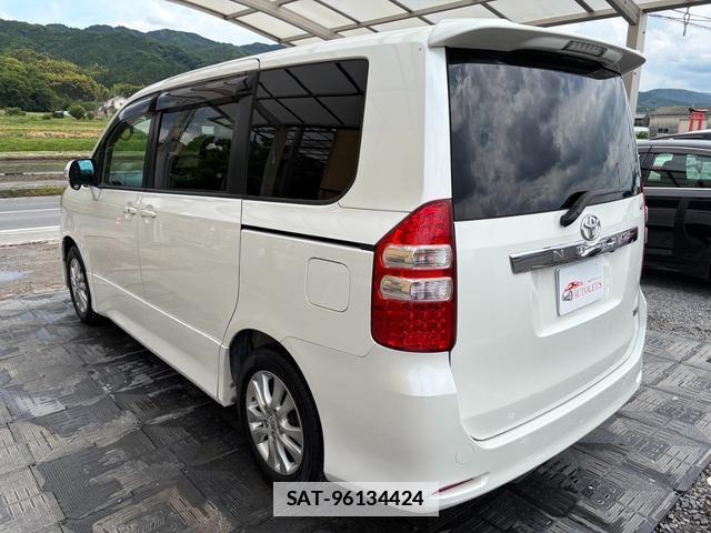 Toyota NOAH 2011-02 7796849-1