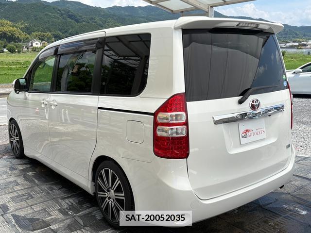 Toyota NOAH 2013-07 7796858-1