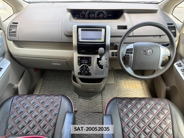 Toyota NOAH 2013-07 7796858-2