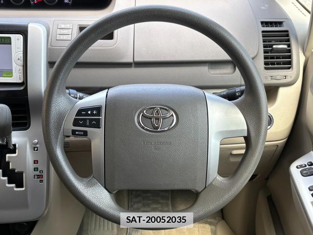 Toyota NOAH 2013-07 7796858-3