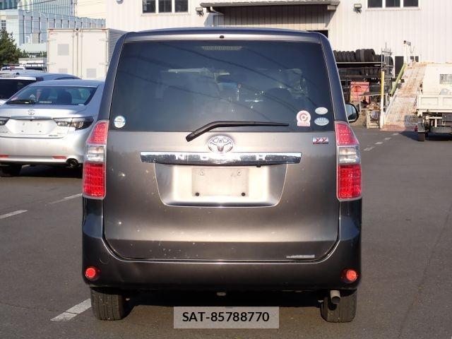 Toyota NOAH 2027-05 7799984-1