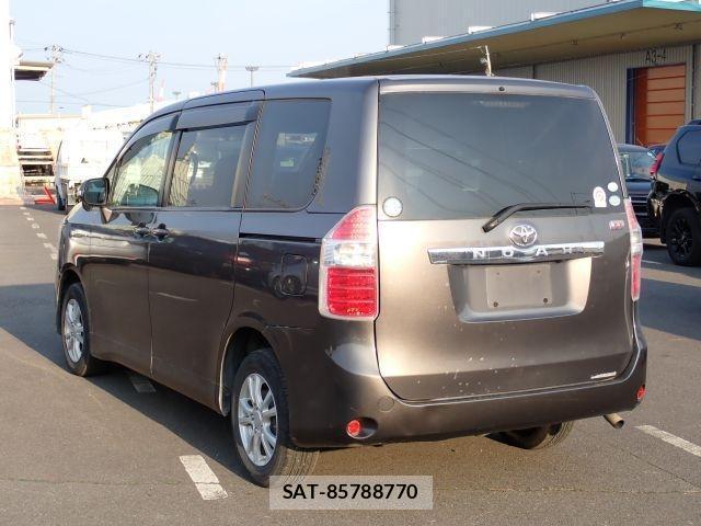 Toyota NOAH 2027-05 7799984-13