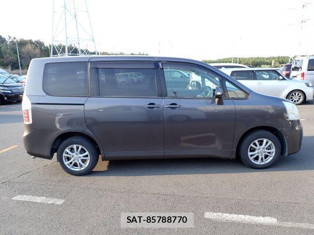 Toyota NOAH 2027-05 7799984-3