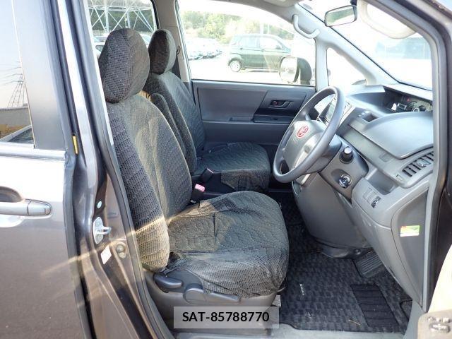 Toyota NOAH 2027-05 7799984-5