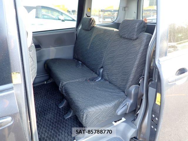 Toyota NOAH 2027-05 7799984-6