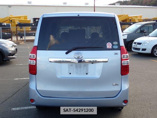 Toyota NOAH 2013-06 7799987-1