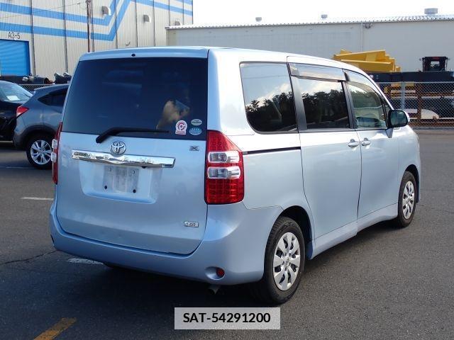 Toyota NOAH 2013-06 7799987-12
