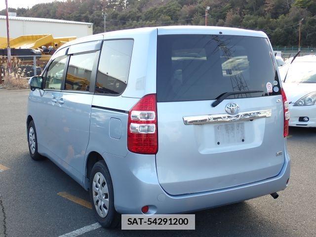 Toyota NOAH 2013-06 7799987-13