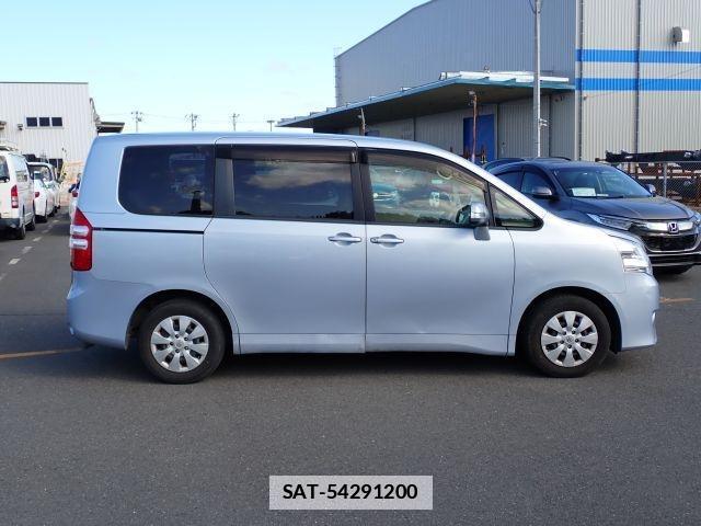 Toyota NOAH 2013-06 7799987-3