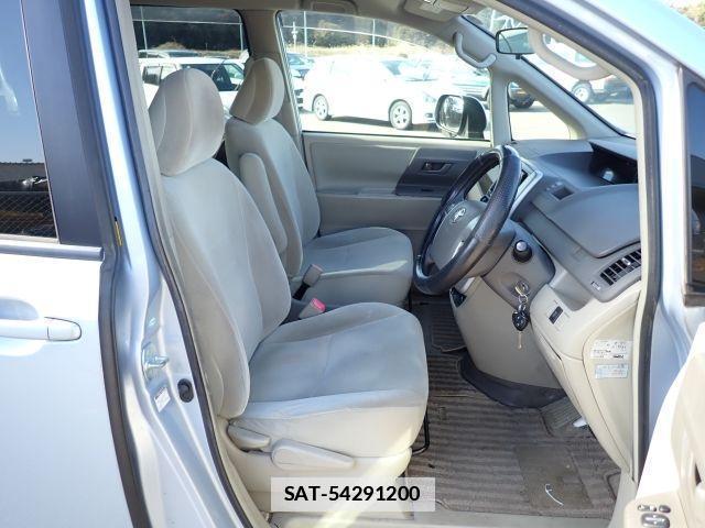 Toyota NOAH 2013-06 7799987-5