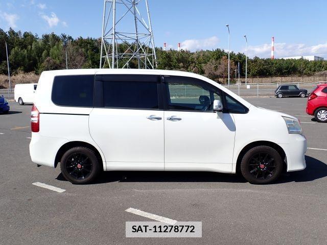 Toyota NOAH 2012-08 7799988-3