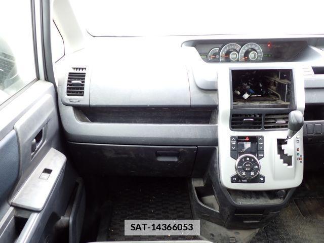 Toyota NOAH 2012-12 7799990-18