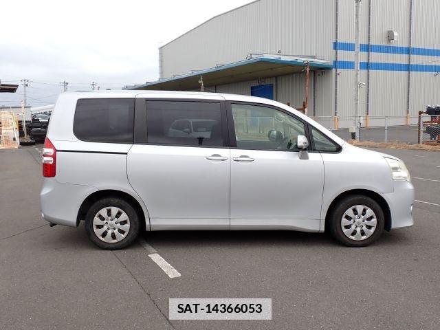 Toyota NOAH 2012-12 7799990-3