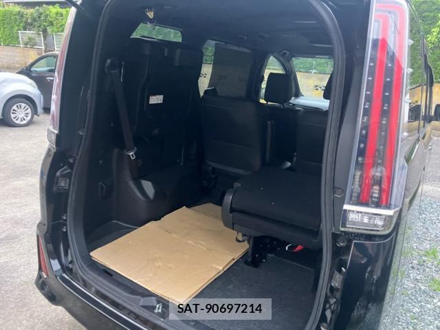 Toyota NOAH 2018-04 7800258-11