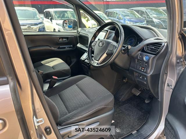 Toyota NOAH 2017-07 7802236-11