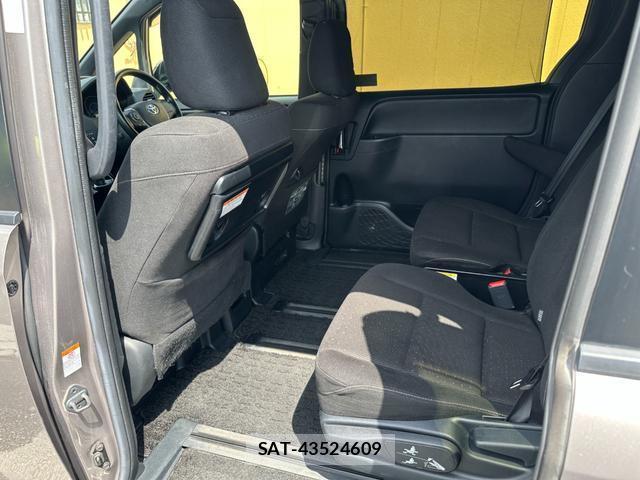 Toyota NOAH 2017-07 7802236-14