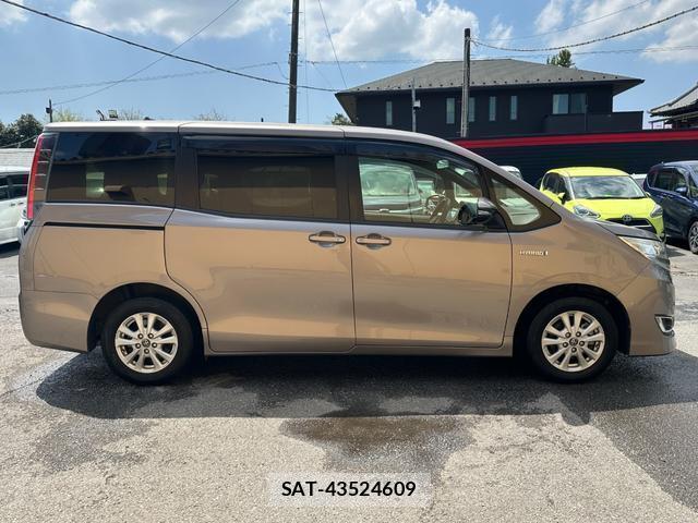 Toyota NOAH 2017-07 7802236-18
