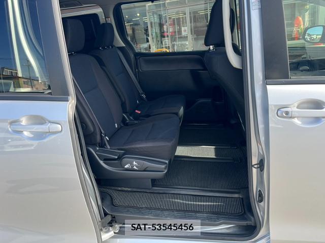Toyota NOAH 2015-06 7805861-13