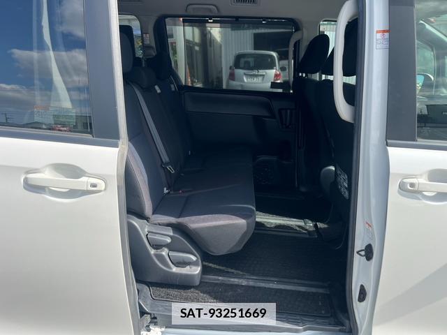 Toyota NOAH 2014-02 7805865-12