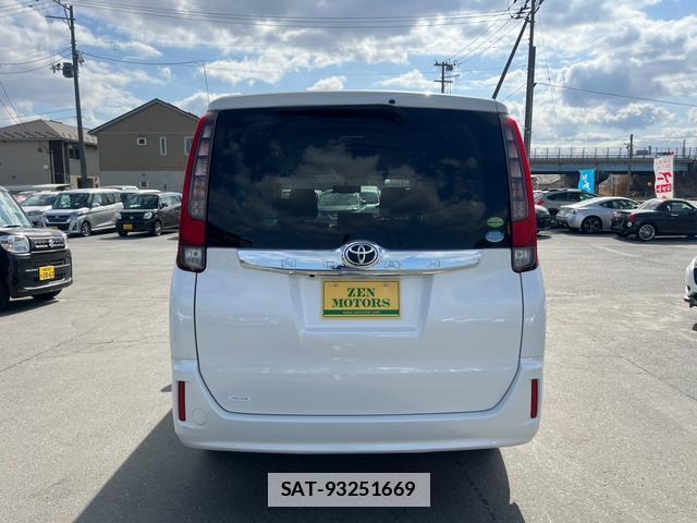 Toyota NOAH 2014-02 7805865-7