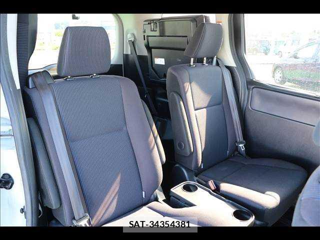 Toyota NOAH 2015-06 7805915-15
