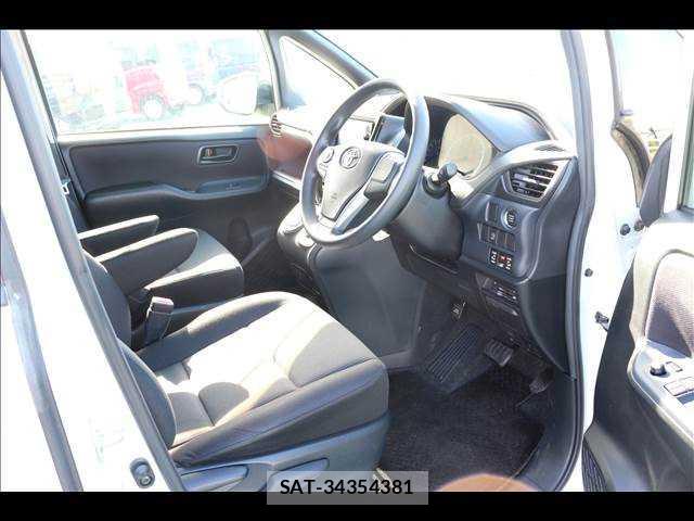 Toyota NOAH 2015-06 7805915-5
