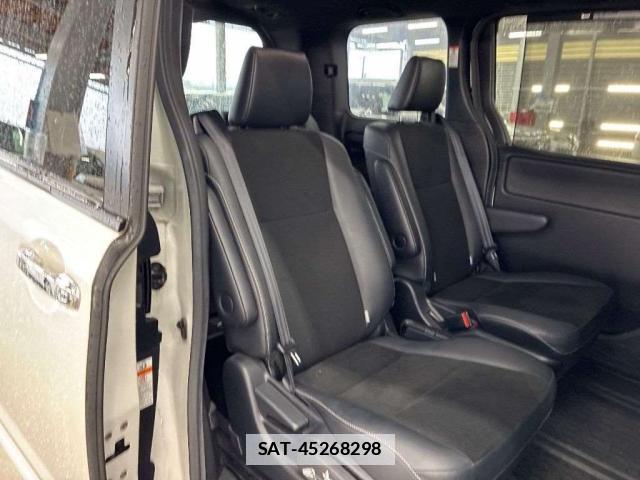 Toyota NOAH 2018-01 7808234-6