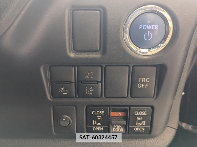 Toyota NOAH 2019-06 7809956-17