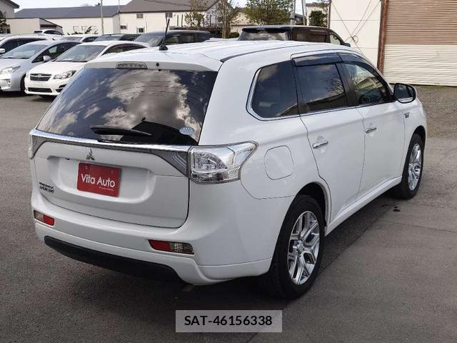 Mitsubishi OUTLANDER PHEV 2013-10 7798612-13
