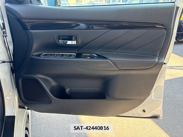 Mitsubishi OUTLANDER PHEV 2017-03 7808911-18