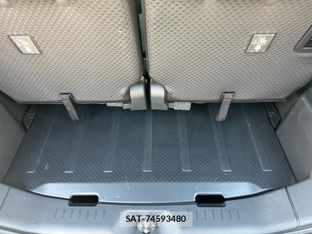 Toyota Pixis Mega 2017-04 7803539-14