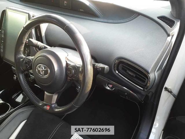 Toyota PRIUS PHV 2018-10 7810334-2