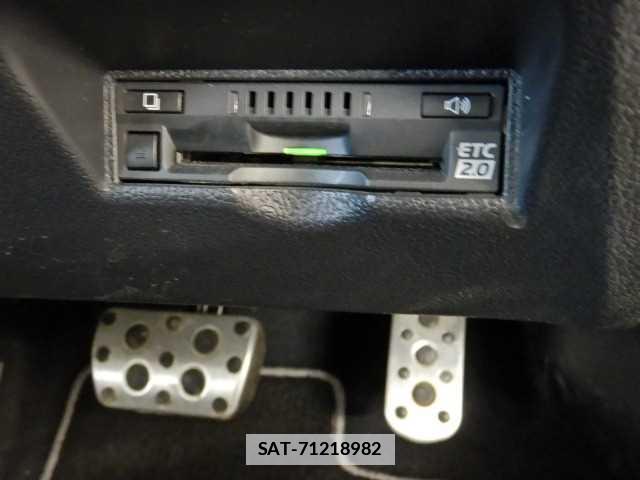 Toyota PRIUS PHV 2018-03 7810867-11