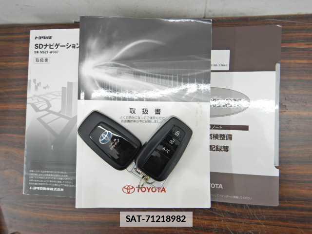 Toyota PRIUS PHV 2018-03 7810867-19