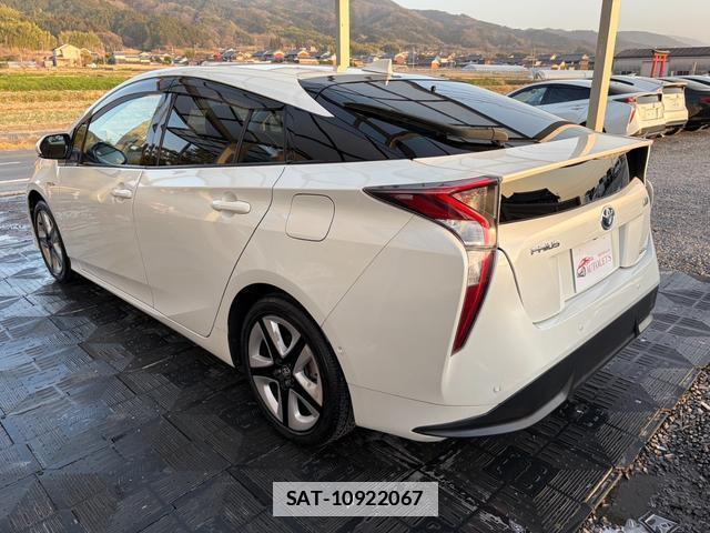 Toyota PRIUS 2015-12 7796805-1