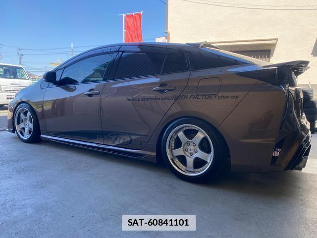 Toyota PRIUS 2017-04 7800781-16
