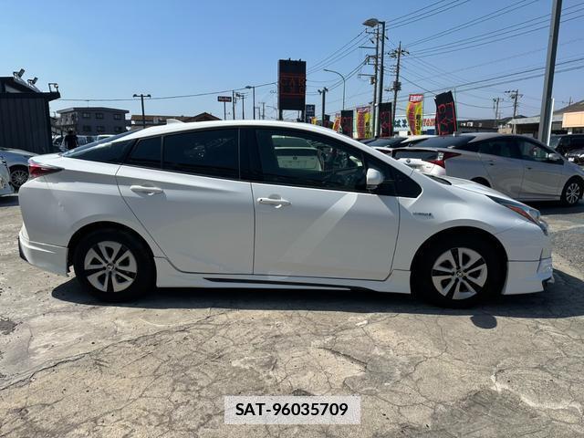 Toyota PRIUS 2018-08 7809054-12