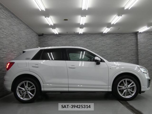 Audi Q2 2017-06 7809765-7