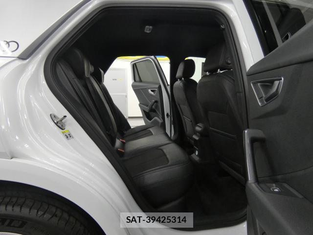 Audi Q2 2017-06 7809765-9