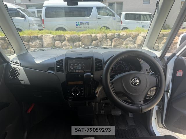 Nissan ROOX 2010-10 7798117-2