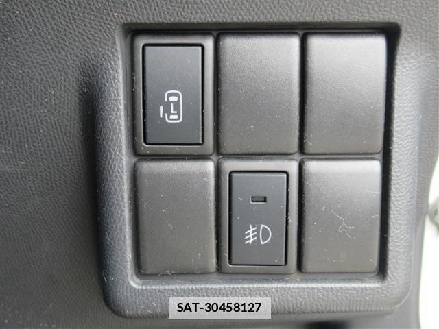Nissan ROOX 2012-06 7802682-6