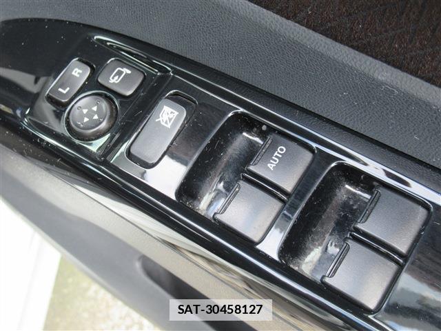 Nissan ROOX 2012-06 7802682-9