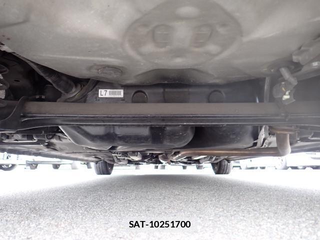 Toyota SPADE 2017-09 7796093-16