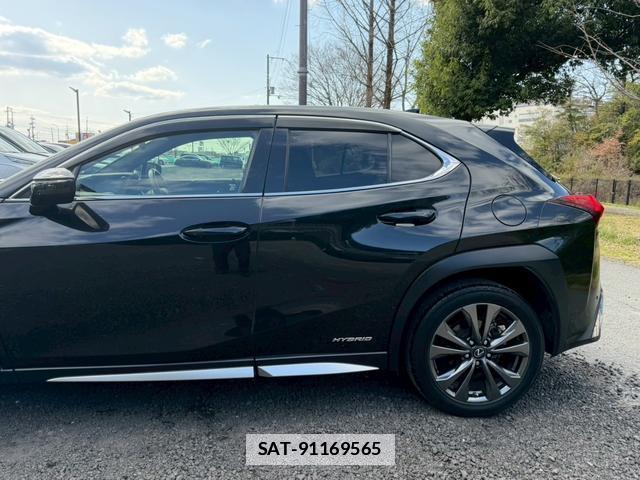 Lexus UX 2019-02 7794377-10