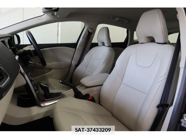 Volvo V40 2019-06 7796206-10