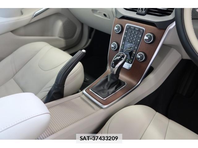 Volvo V40 2019-06 7796206-16