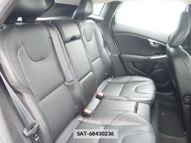 Volvo V40 2016-08 7799318-11