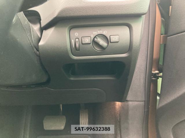 Volvo V40 2013-08 7800120-14