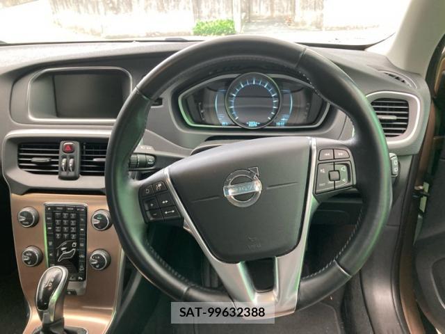 Volvo V40 2013-08 7800120-15