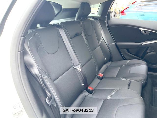 Volvo V40 2018-05 7802465-12